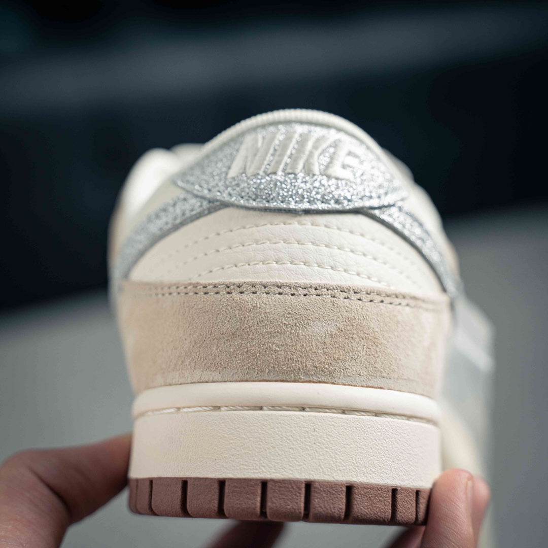 Nike Dunk Complete Set: Precision-Crafted for the Perfect FitThis exclusive Nike Dunk model is built with original molds to achieve an exceptional shape and design. The outsole is meticulously crafted using aerospace-grade aluLibre TiendaNike Dunk Complete Set