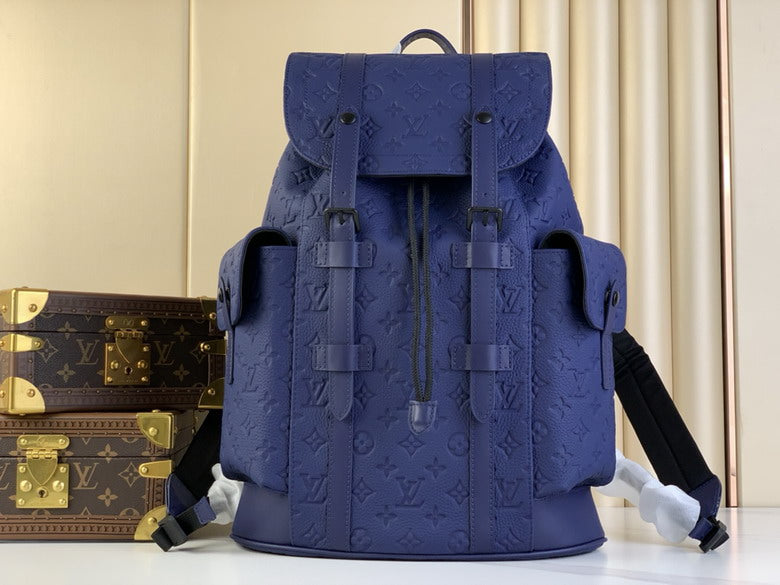 Luxury Travel BackpackDescription:
Discover our luxury travel backpack, the essential accessory for modern adventurers. Designed with meticulous attention to detail, this backpack seamlesLibre TiendaLuxury Travel Backpack